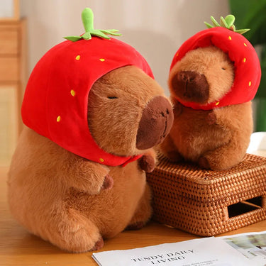 Knuffel Capibara met Aardbeienhoed – Schattig Knuffeldier 1