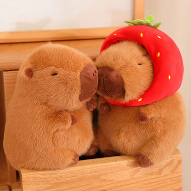 Knuffel Capibara met Aardbeienhoed – Schattig Knuffeldier 2