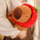 Knuffel Capibara met Aardbeienhoed – Schattig Knuffeldier 3