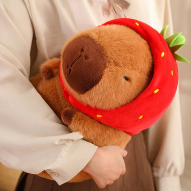 Knuffel Capibara met Aardbeienhoed – Schattig Knuffeldier 3