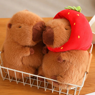Knuffel Capibara met Aardbeienhoed – Schattig Knuffeldier 5