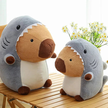 Knuffel Capybara in Haai Kostuum – Schattig Knuffeldier 1